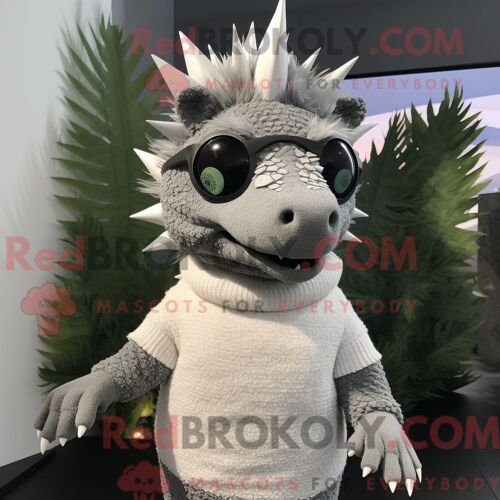 Costume Mascotte Redbrokoly De Stégosaure Argenté Personnage Habillé Avec Un Pull Et Des Lunettes