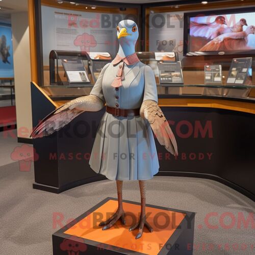 Costume De Mascotte Redbrokoly De Cracheur De Feu Gris Habillé D Une Chemise Henley Et De Boucles D Oreilles