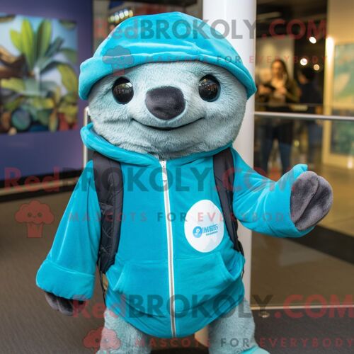Costume De Mascotte Redbrokoly De Paresseux Turquoise Habillé Avec Un Jean Skinny Et Des Bonnets