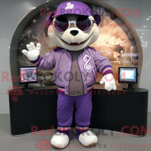 Personnage De Costume De Mascotte Redbrokoly De Balle De Baseball Lavande Habillé Avec Une Veste En Cuir Et Des Montres Numériques