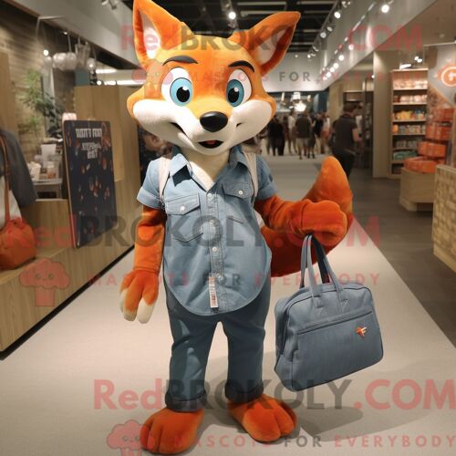 Costume De Mascotte Redbrokoly De Renard Orange Habillé D Une Chemise En Chambray Et De Sacs Fourre-Tout