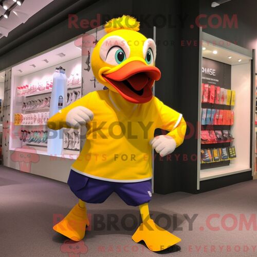 Mascotte Redbrokoly De Canard De Barbarie Jaune Personnage Habillé Avec Un Short De Course Et Des Bandeaux
