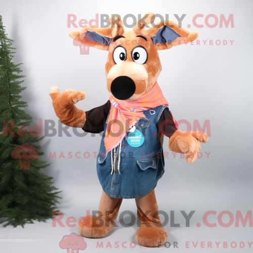 Costume De Mascotte Redbrokoly De Peach Moose Habillé Avec Un Short En Jean Et Des Pinces À Écharpe