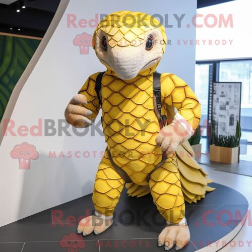 Costume De Mascotte Redbrokoly De Pangolin Jaune Habillé D Un Rash Guard Et D Un Wraps