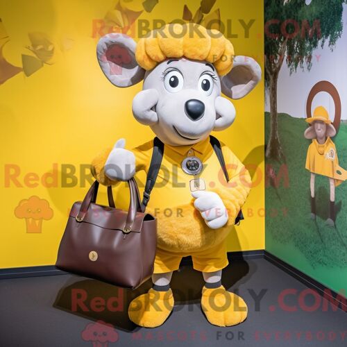 Costume De Mascotte Redbrokoly De Bélier Jaune Habillé D Une Chemise Henley Et De Sacs À Main