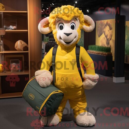 Costume De Mascotte Redbrokoly De Bélier Jaune Habillé D Une Chemise Henley Et De Sacs À Main