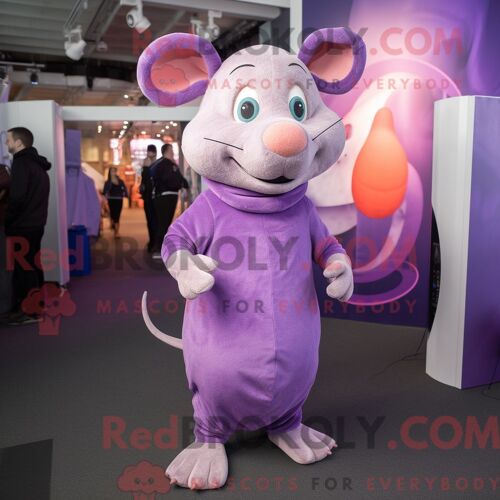 Costume Mascotte Redbrokoly De Rat Violet Personnage Habillé Avec Un Col Roulé Et Des Boucles D Oreilles