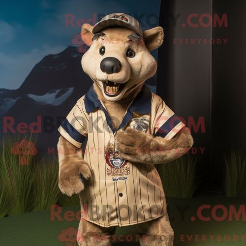 Costume Mascotte Redbrokoly De Thylacosmilus Beige Personnage Habillé D Une Chemise De Rugby Et D Épingles À Chapeau