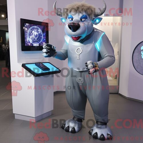 Costume De Mascotte Redbrokoly Silver Buffalo Habillé D Une Robe De Soirée Et De Montres Numériques