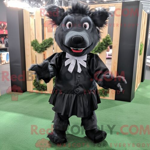Costume De Mascotte Redbrokoly De Sanglier Noir Personnage Habillé D Une Combishort Et De Noeuds Papillons