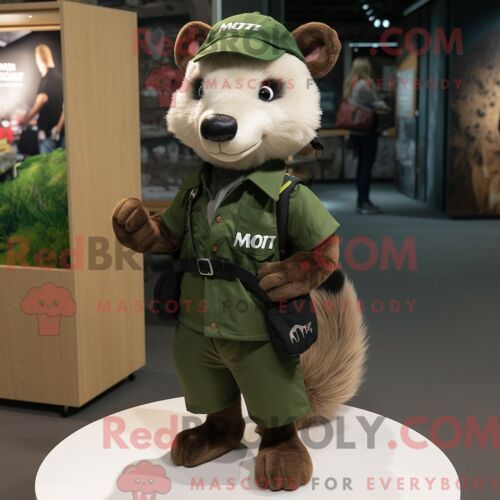 Costume De Mascotte Redbrokoly De Martre Vert Forêt Habillé D Un Short Cargo Et De Boutons De Manchette