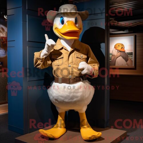 Costume Mascotte Redbrokoly De Canard Beige Habillé D Un Jean Évasé Et De Ceintures