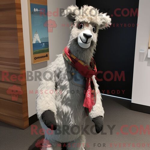 Costume De Mascotte Redbrokoly De Magicien Orange Habillé D Un Short Cargo Et De Bracelets De Cheville