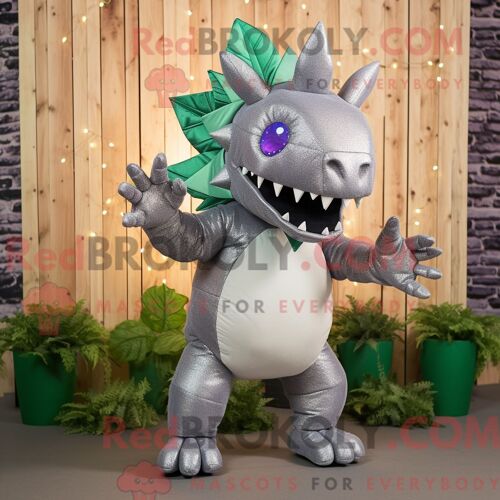 Costume Mascotte Redbrokoly De Stégosaure Argenté Personnage Habillé Avec Une Combishort Et Des Boucles D Oreilles