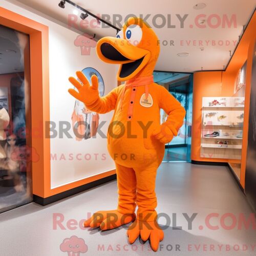 Costume Mascotte Redbrokoly D Oiseau Dodo Orange Personnage Habillé D Une Combinaison Et De Bérets