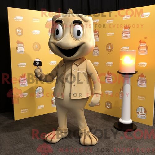 Personnage De Costume De Mascotte Redbrokoly De Bougie Parfumée Beige Habillé D Une Combishort Et De Pochettes De Costume
