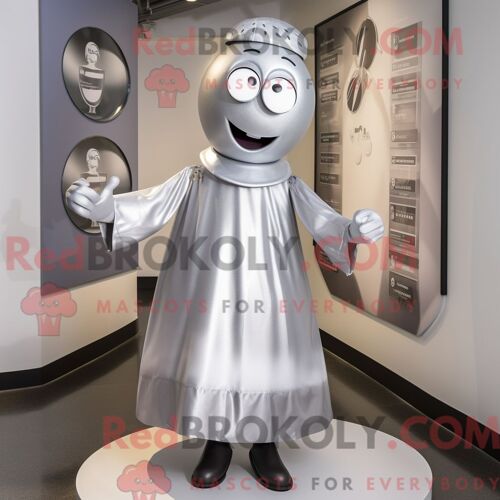 Costume Mascotte Redbrokoly De Bouquet De Fleurs Blanc Personnage Habillé Avec Un Jean Bootcut Et Des Pinces À Chaussures