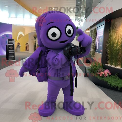 Personnage Mascotte Redbrokoly De Caméra Violette Habillé Avec Une Combinaison Et Des Sacs À Dos