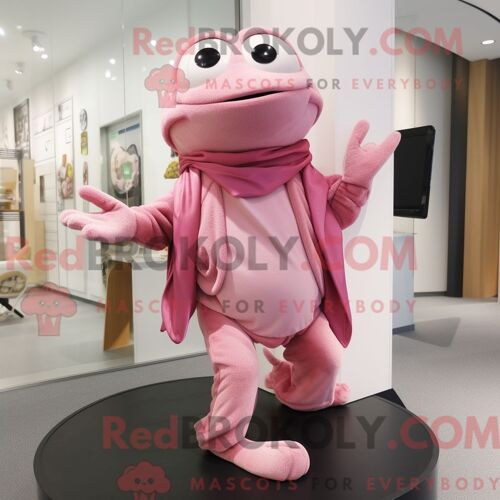 Costume De Mascotte Redbrokoly De Grenouille Rose Habillé Avec Un Jean Bootcut Et Des Châles