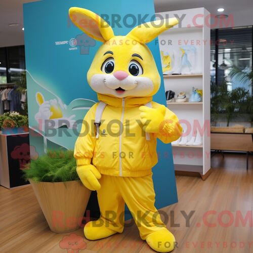Costume Mascotte Redbrokoly De Lapin Jaune Habillé D Un Coupe-Vent Et De Broches