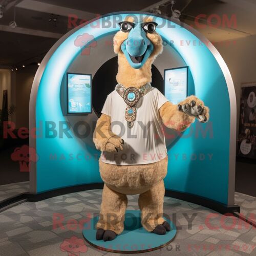Costume Mascotte Redbrokoly De Chameau Turquoise Habillé D Une Chemise En Popeline Et De Bagues