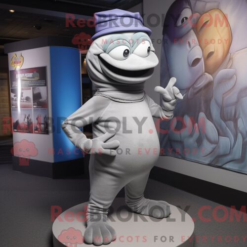 Costume Mascotte Redbrokoly De Contorsionniste Gris Habillé D Un Col Roulé Et D Épingles À Chapeau