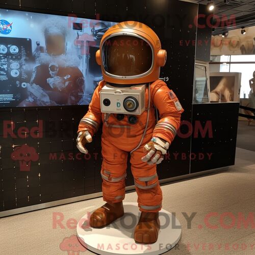 Costume De Mascotte Redbrokoly D Astronaute De Rouille Habillé D Un T-Shirt Polo Et De Pinces À Chaussures
