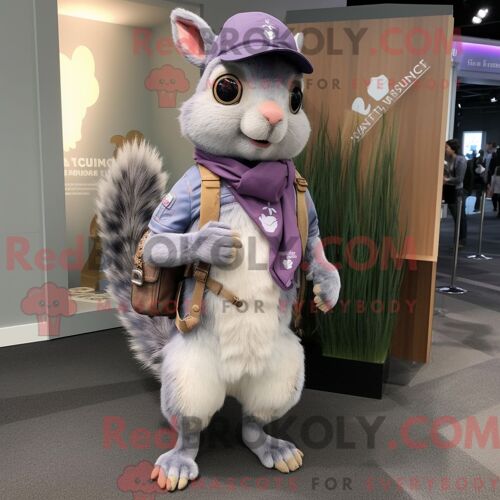 Personnage De Costume De Mascotte Redbrokoly D Écureuil Lavande Habillé Avec Un Short Cargo Et Des Clips Pour Écharpe