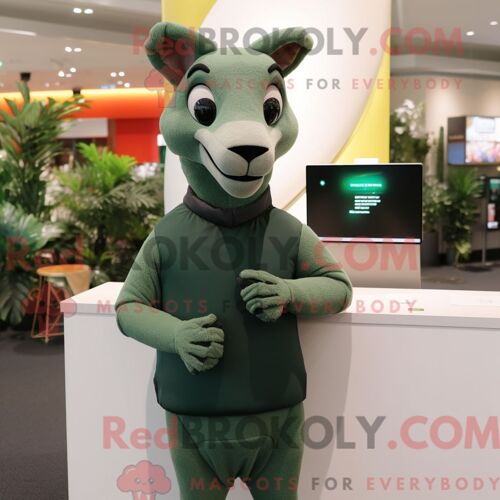 Costume Mascotte Redbrokoly De Kangourou Vert Forêt Personnage Habillé Avec Un Col Roulé Et Des Anneaux