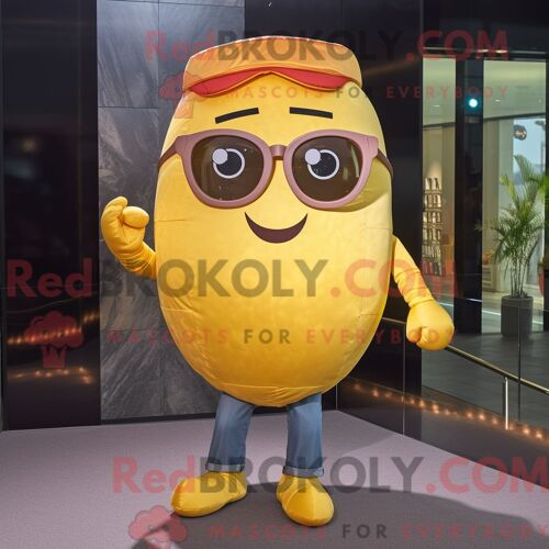 Personnage De Costume De Mascotte Redbrokoly De Boulettes De Viande Dorées Habillé Avec Un Jean Bootcut Et Des Lunettes