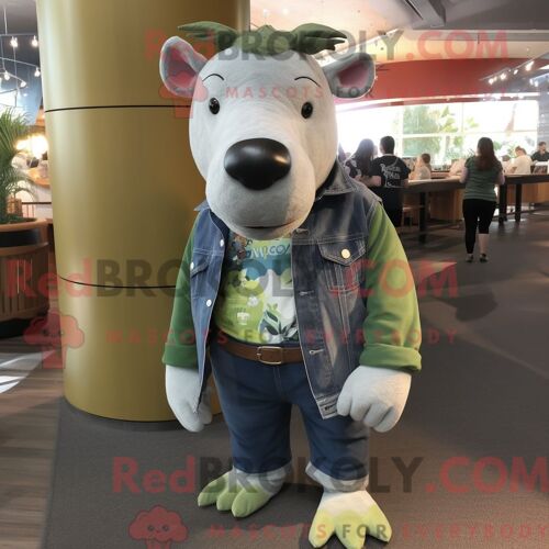 Costume De Mascotte Redbrokoly De Tapir Vert Forêt Personnage Habillé Avec Une Chemise En Jean Et Des Foulards