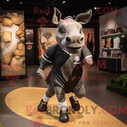Mascotte Redbrokoly De Rhinocéros Noir Personnage Habillé Avec Un Short De Course Et Des Épingles À Cravate