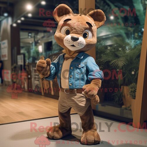 Costume Mascotte Redbrokoly Puma Marron Habillé Avec Un Short En Jean Et Des Noeuds Papillons