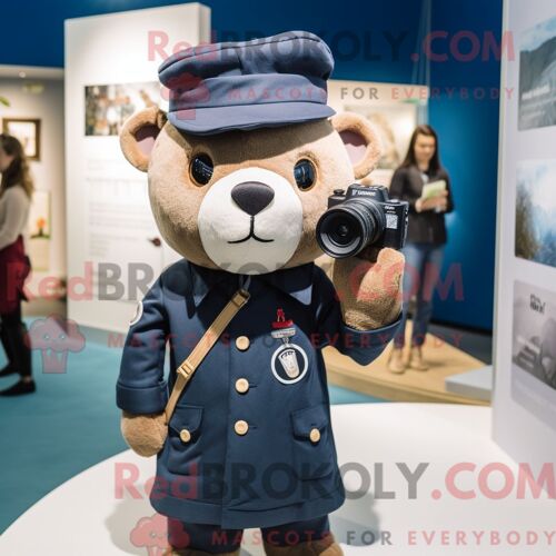 Personnage Mascotte Redbrokoly De Caméra Marine Habillé Avec Un Pantalon Chino Et Des Bonnets