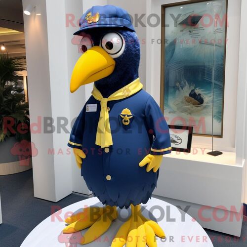 Costume Mascotte Redbrokoly Des Canaries Marine Personnage Habillé Avec Un Maillot De Bain Et Des Boucles D Oreilles