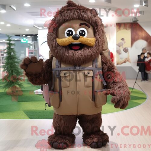 Costume De Mascotte Redbrokoly De Porc-Épic Rouge Habillé D Une Robe Fourreau Et De Pochettes