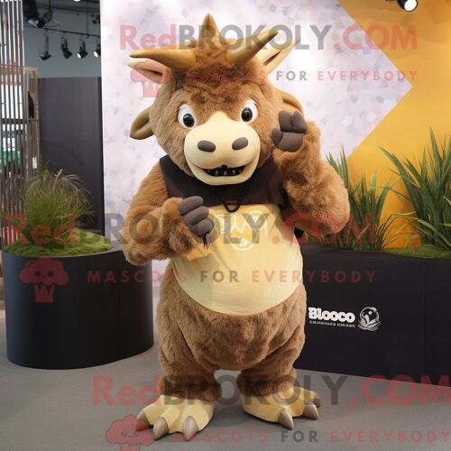Costume De Mascotte Redbrokoly De Rhinocéros Laineux Doré Personnage Habillé Avec Un Débardeur Et Des Casquettes