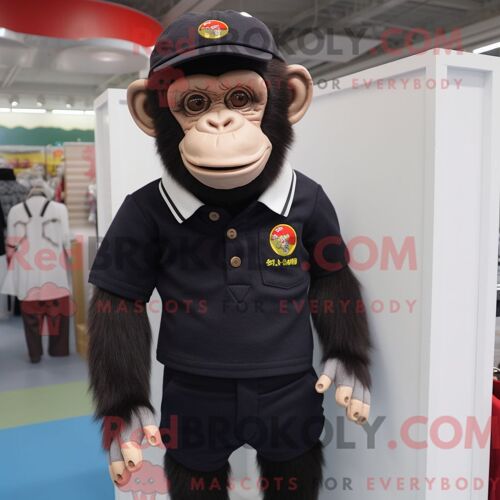 Personnage De Costume De Mascotte Redbrokoly De Bouclier Celtique Noir Habillé Avec Une Veste De Costume Et Des Clips Pour Écharpe