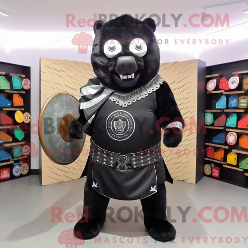 Personnage De Costume De Mascotte Redbrokoly De Bouclier Celtique Noir Habillé Avec Une Veste De Costume Et Des Clips Pour Écharpe