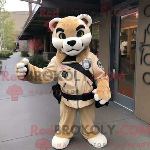 Costume Mascotte Redbrokoly De Lion De Montagne Beige Habillé D Une Veste De Moto Et De Sacs Messager