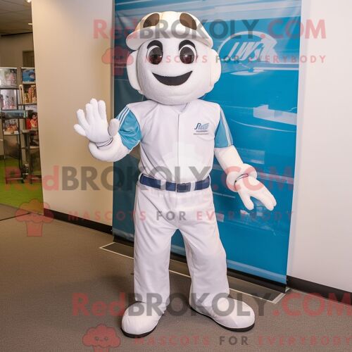 Mascotte Redbrokoly De Casque De Football Américain Blanc Personnage Habillé Avec Un Jean Boyfriend Et Des Coussinets De Pied