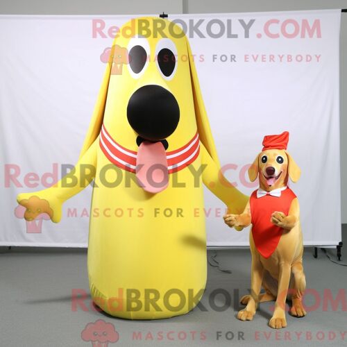 Mascotte Redbrokoly De Rhinocéros Jaune Costume De Personnage Habillé D Une Parka Et De Coussinets De Pieds