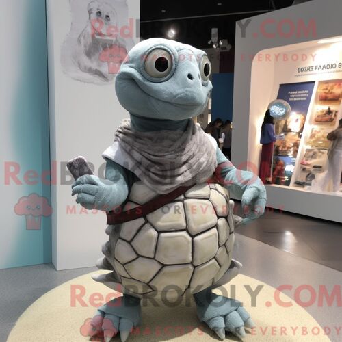 Costume Mascotte Redbrokoly De Tortue Grise Personnage Habillé Avec Une Robe Et Des Porte-Clés