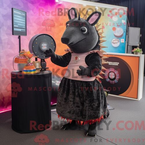 Costume Mascotte Redbrokoly De Tatou Noir Personnage Habillé Avec Une Robe Midi Et Des Porte-Clés
