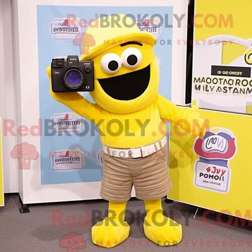 Personnage De Costume De Mascotte Redbrokoly D Appareil Photo Jaune Citron Habillé Avec Un T-Shirt Henley Et Des Portefeuilles