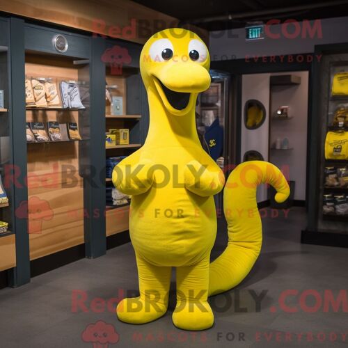 Costume De Mascotte Redbrokoly De Monstre Jaune Du Loch Ness Habillé Avec Un T-Shirt À Manches Longues Et Des Porte-Clés