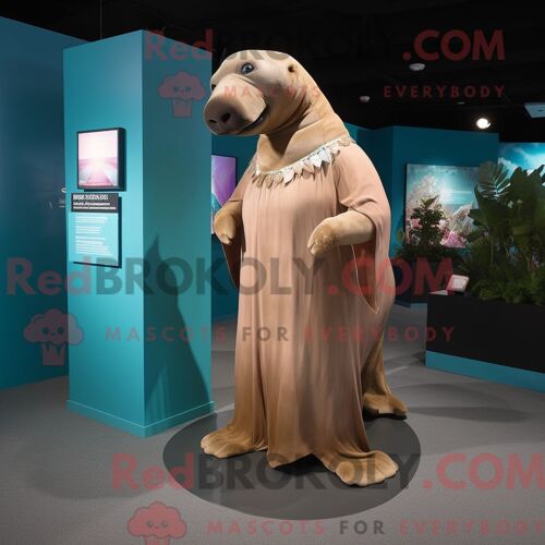 Costume De Mascotte Redbrokoly De Vache De Mer De Tan Stellar Habillé Avec Une Robe De Soirée Et Des Bracelets De Cheville