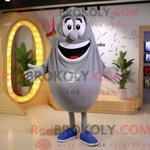 Costume Mascotte Redbrokoly De Shakshuka Gris Habillé D Un Maillot De Bain Une Pièce Et De Lacets De Chaussures