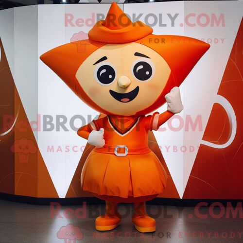 Costume Mascotte Redbrokoly De Flèche D Amour Orange Habillé Avec Une Jupe Portefeuille Et Des Bretelles