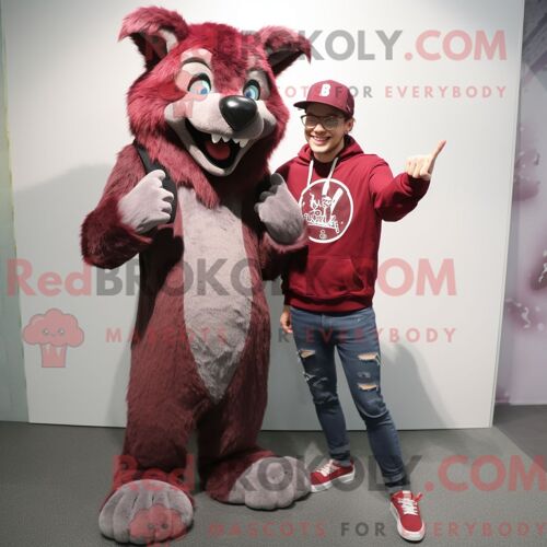 Costume De Mascotte Redbrokoly De Hyène Marron Habillé Avec Un Jean Boyfriend Et Des Bagues